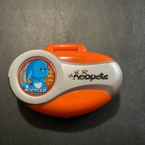 2002 Tiger Electronics NEOPETS Pocket Portable Game Pet Krawk Island